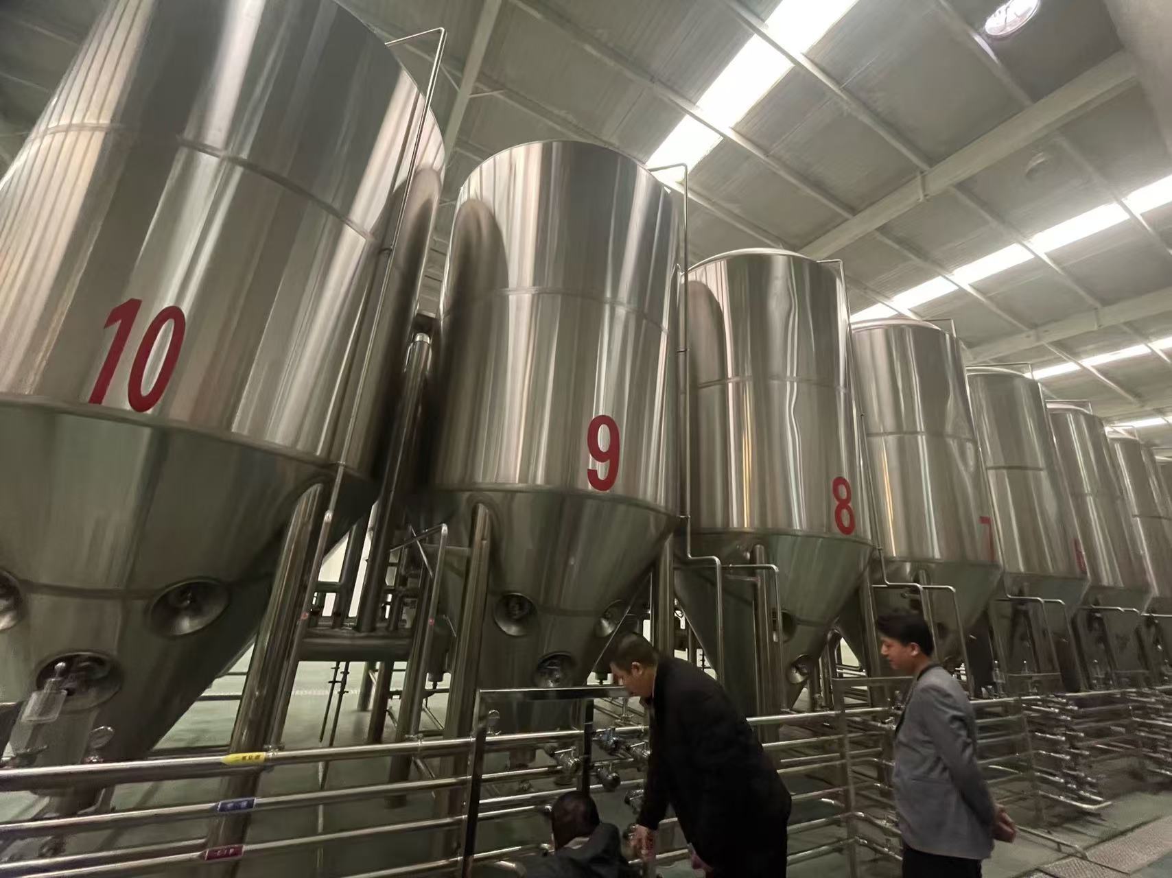 鄂城精酿啤酒设备厂—平面布置、设备设计、制造、调试、培训等一条龙服务
